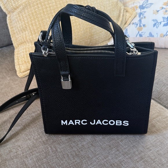 Marc Jacobs Handbags - Marc Jacobs Black Crossbody Bag